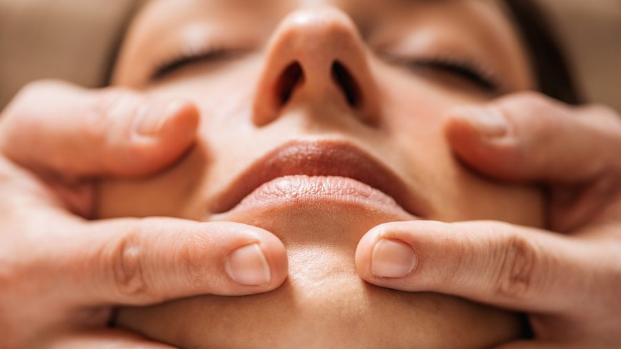 Masaje Facial Antiarrugas: Técnicas, Beneficios y Productos Eficaces